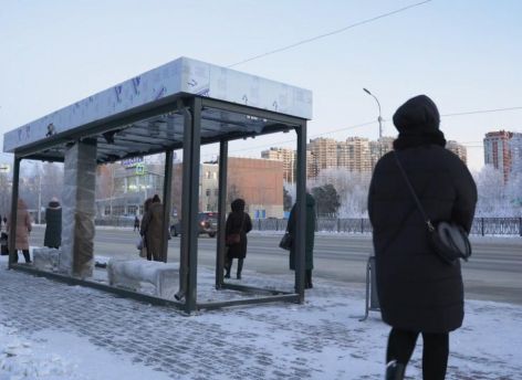 ​В Сургуте устанавливают новые остановочные комплексы