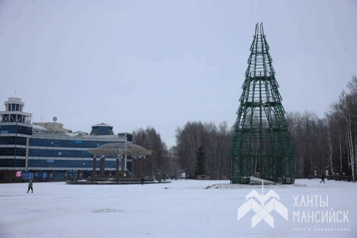 ​На центральной площади Ханты-Мансийска устанавливают главную новогоднюю елку