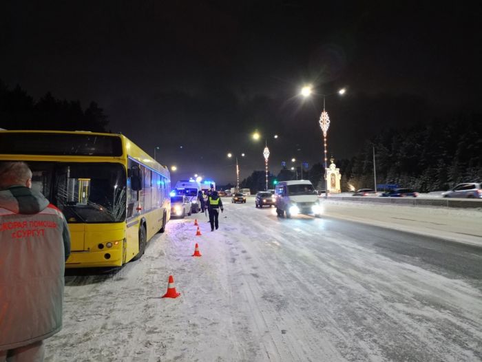 На улице Аэрофлотская в Сургуте произошло ДТП с участием автобуса СПОПАТа