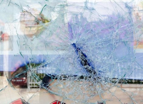 ​В ХМАО хулиганы расстреляли тротуар и попали под суд