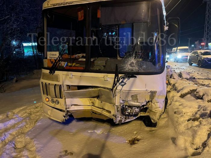 ​В ХМАО столкнулись три авто, есть погибшие