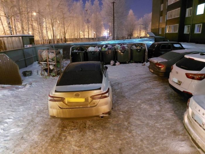 Жителей Югры просят не оставлять машины у мусорных контейнеров