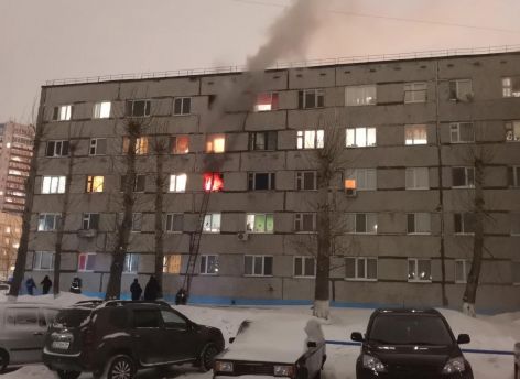 ​В пятиэтажном доме Сургута загорелась квартира