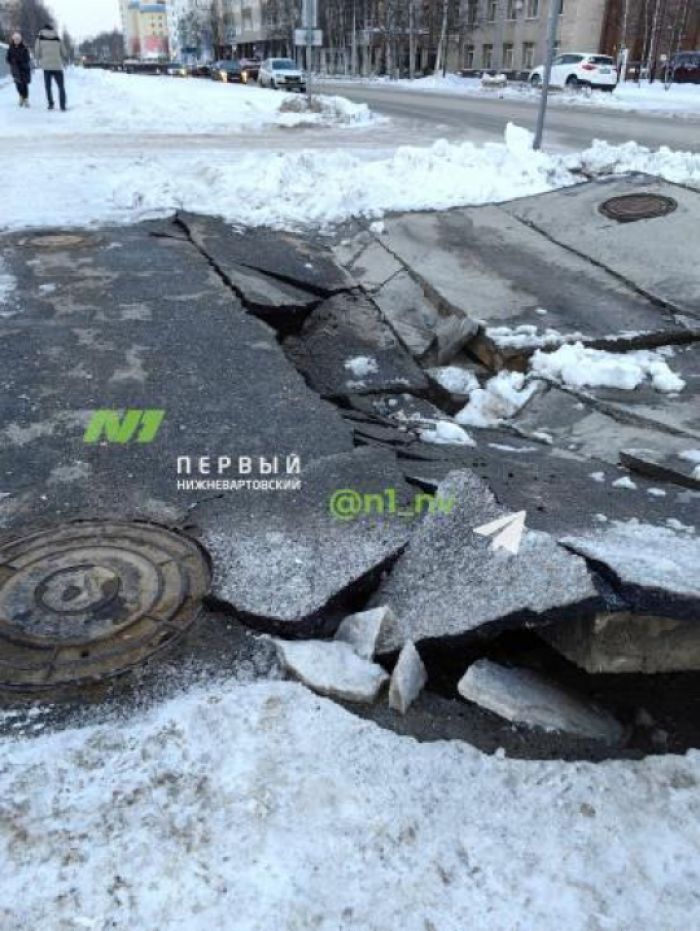 ​Возле мэрии в ХМАО провалился асфальт под снегоуборочной техникой