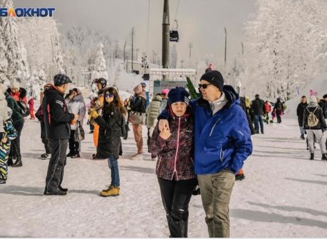 ​Туристы возмущены километровыми очередями в Сочи