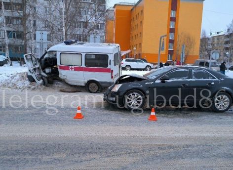 В Нижневартовске в ДТП со скорой помощью пострадали три человека