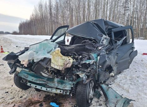 В ХМАО столкнулись легковой автомобиль и «КАМАЗ»