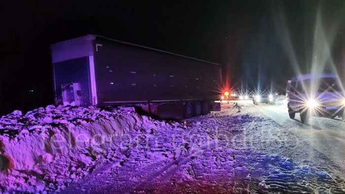 В ХМАО водитель иномарки пошел на обгон и влетел в грузовик