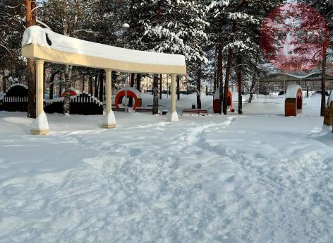 Подрядчика в Сургуте заставили убрать снег в сквере у Дворца Торжеств
