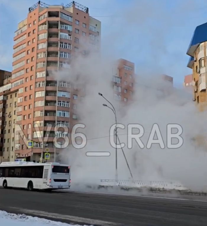 В Нижневартовске улицу залило кипятком из-за порыва трубопровода 