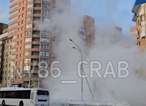 В Нижневартовске улицу залило кипятком из-за порыва трубопровода