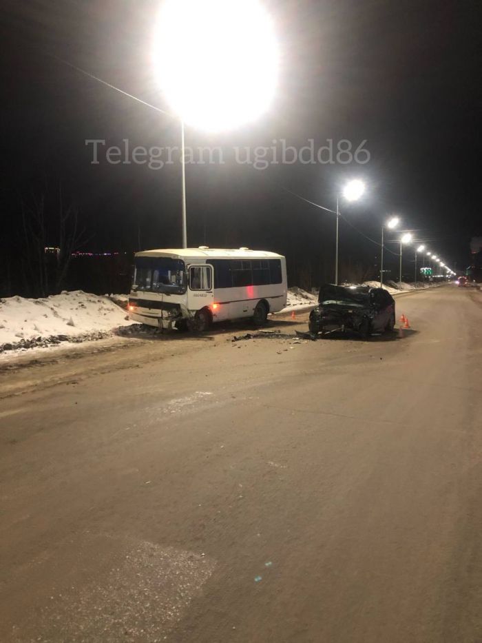 ​В Нефтеюганске столкнулись легковушка и автобус: есть пострадавшие