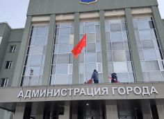 Здание администрации Сургута украсили в преддверии празднования 80-летия Победы // ФОТОФАКТ