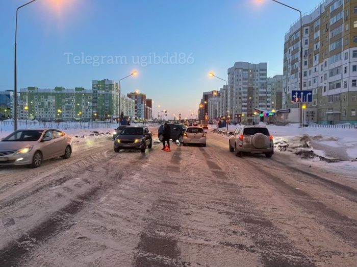 ​В ХМАО водитель иномарки стал виновником массового ДТП
