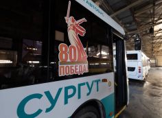 Сургутские автобусы украшают символикой 80-летия Великой Победы
