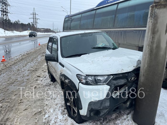 ​В Нижневартовске водитель «ВАЗ» устроил массовое ДТП и влетел в столб