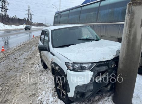 В Нижневартовске водитель «ВАЗ» устроил массовое ДТП и влетел в столб