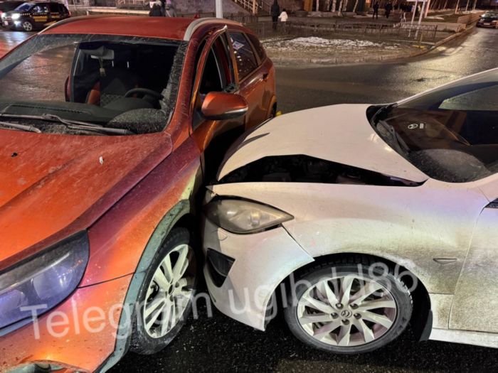 ​Не успел проскочить: в Нижневартовске ВАЗ влетел в Mazda на перекрестке