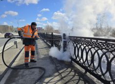 Сургут приводят в порядок к 9 Мая: моют остановки, убирают мусор и облагораживают мемориалы