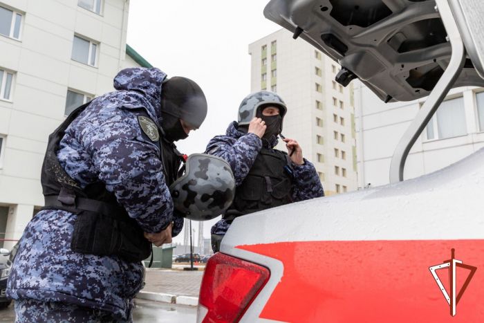В сургутском банке дебошир с ножом ранил росгвардейца