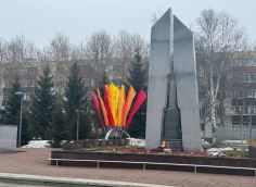 Город к празднику готов: в Сургуте устанавливают новые композиции к 80-летию Победы