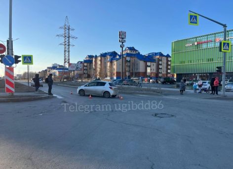 В Нижневартовске пешеход угодил под колеса авто, переходя дорогу на красный свет