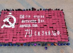 На площади Сургута живым полотном воссоздали Знамя Победы