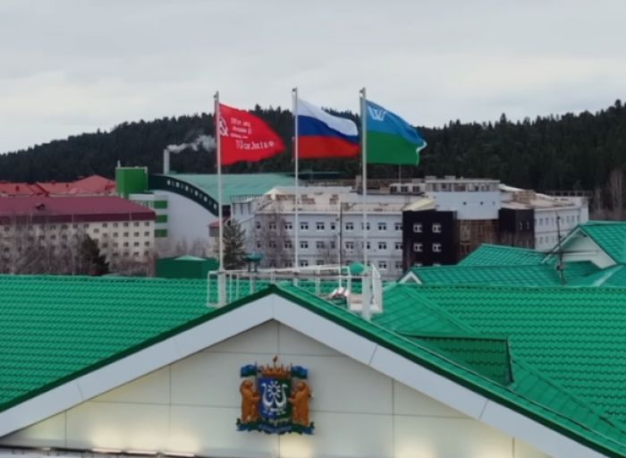 ​На здании правительства Югры установили Знамя Победы