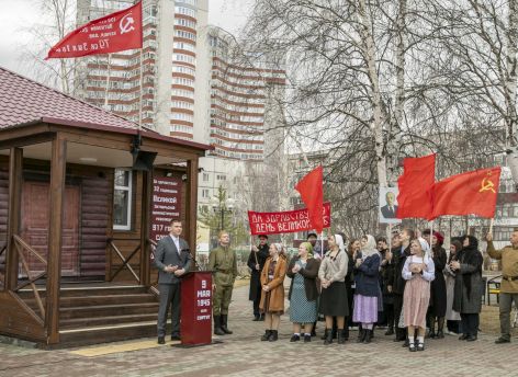 ​«Ура! Победа!» – в Сургуте реконструировали торжественный митинг мая 1945 года