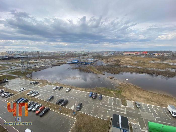 ​У новостроек Нижневартовска появилось «озеро» – вода вытекает на дорогу