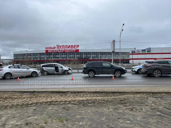 ​В Нижневартовске столкнулись четыре автомобиля: пострадал один человек