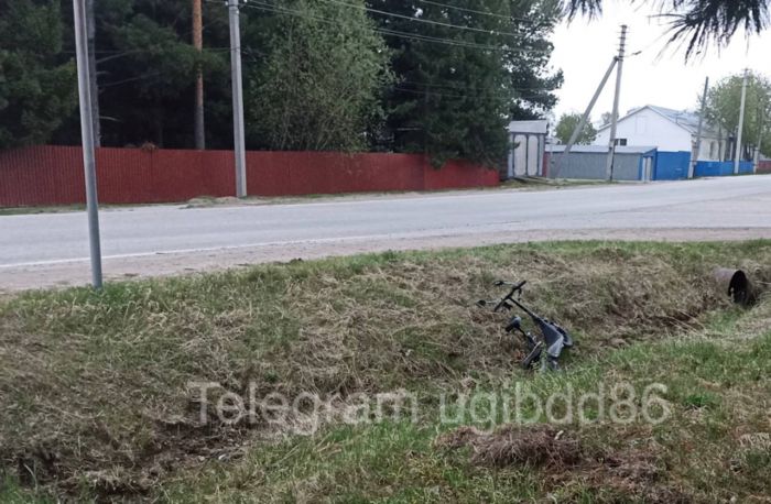 В ХМАО мужчина не справился с управлением электросамоката и вылетел в кювет