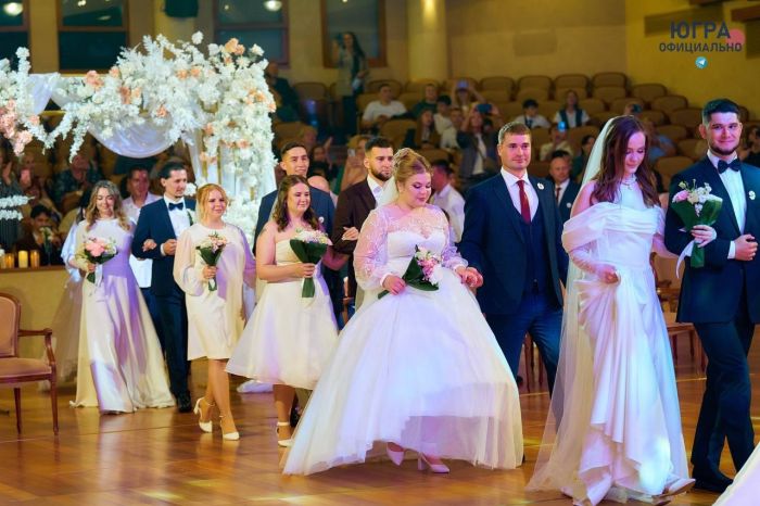 ​В Ханты-Мансийске прошла массовая церемония бракосочетания