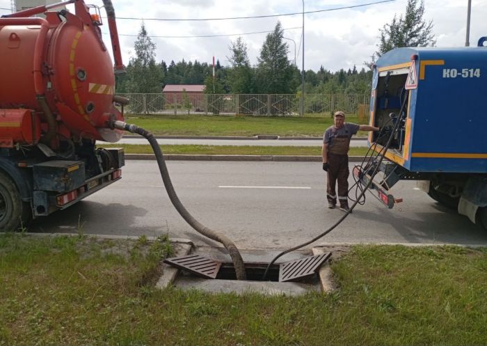 ​На улице Крылова в Сургуте очищают ливневку