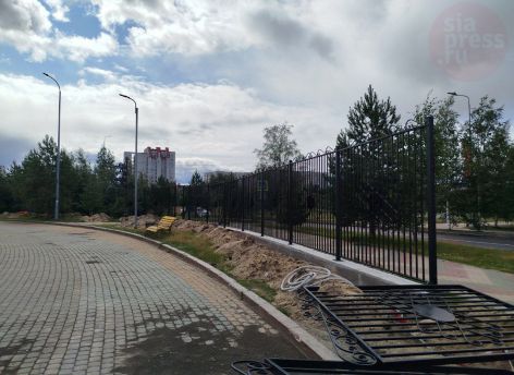 ​Забор СурГУ нужен. Так давайте сделаем из него высокохудожественное произведение