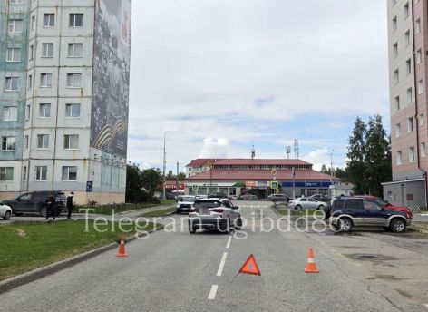 В Мегионе школьница попала под машину, перебегая дорогу в неположенном месте