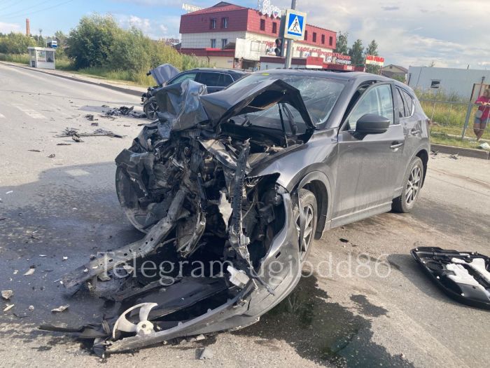 Не поделили перекресток: в Нижневартовске столкнулись Mazda и Volkswagen