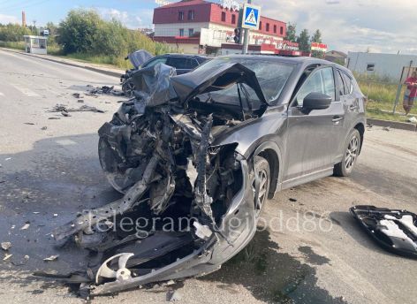 Не поделили перекресток: в Нижневартовске столкнулись Mazda и Volkswagen