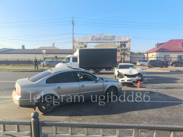 ​В Нижневартовске Volkswagen влетел в Toyota при выезде со двора: есть пострадавшие