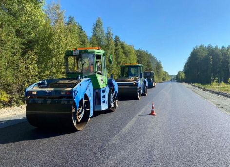 В Югре продолжается ремонт трассы, которая соединяет регион со Свердловской областью