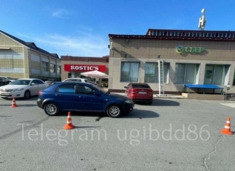 ​В ХМАО водитель сбил пенсионерку, двигаясь задним ходом