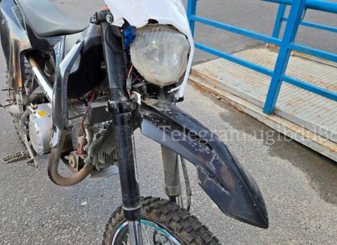 ​В ХМАО мотоцикл с подростками перевернулся после удара о бордюр
