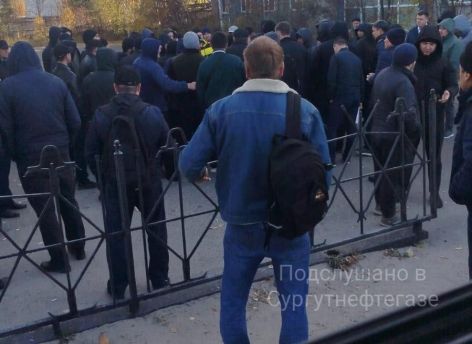 ​Митинг или недоразумение? В Сургуте рабочие УТТ-2 перекрыли въезд к базе − «Сургутнефтегаз» называет инцидент частным случаем