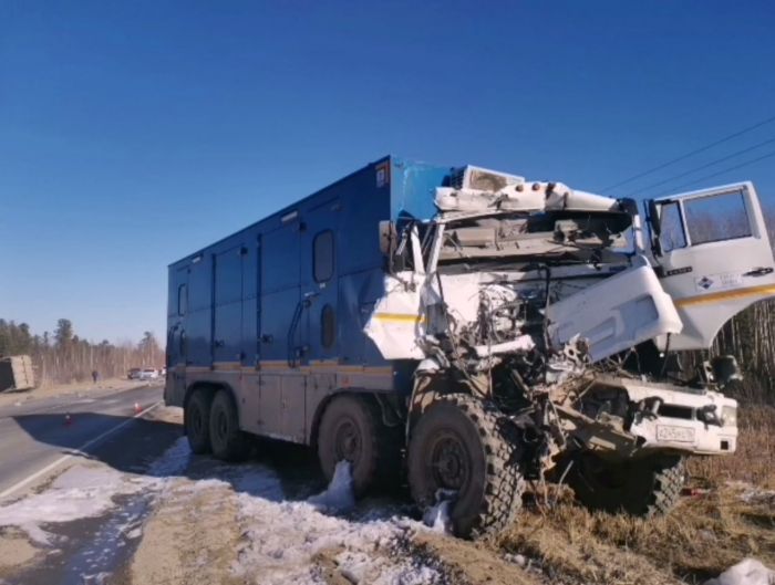 На трассе под Нижневартовском столкнулись два КамАЗа: есть погибший