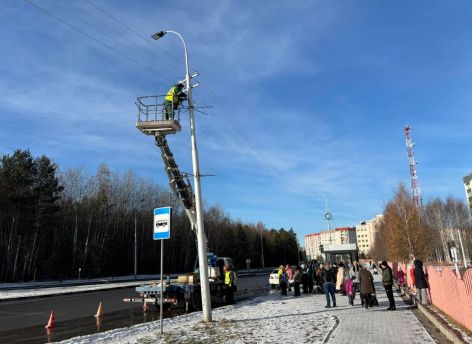 В Сургуте остановки подключают к электричеству, чтобы они грели круглосуточно