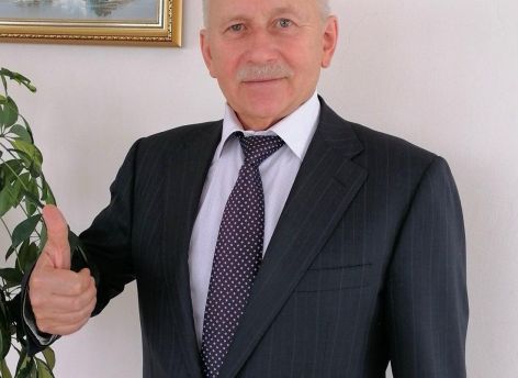 Почему хлеб по всей стране стоил 20 копеек и как можно починить раскаленную печь изнутри при 200°C. Директор «Сургутского хлебозавода» отметил 70-летие
