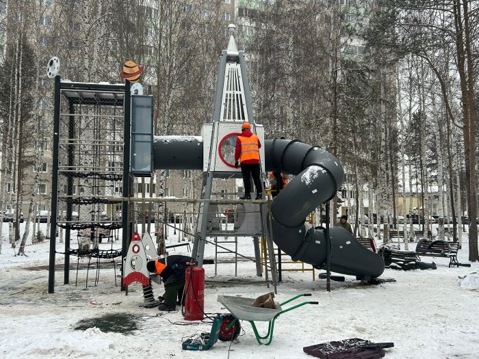​В Сургуте завершается строительство детской площадки в парке 20А микрорайона