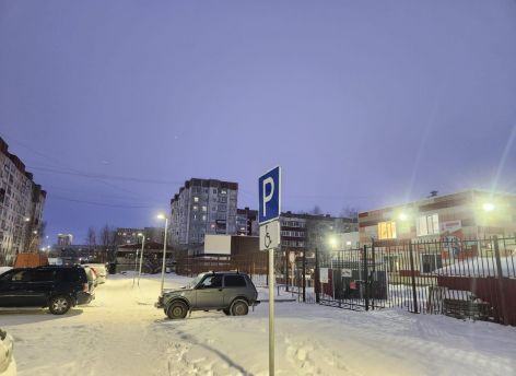 ​Возле школ и детсадов в 25-м мкр Сургута включили новые фонари