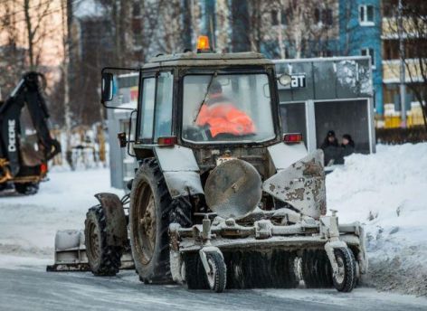 ​Дорожные службы в Сургуте усиленно устраняют гололед на дорогах и тротуарах
