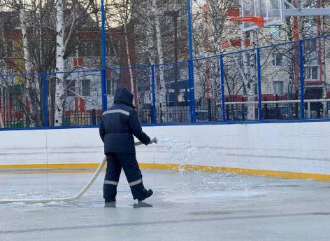 ​В Сургуте активно заливают новые катки